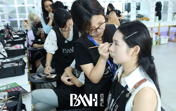 初高中生学化妆,选学校一定要看这5点